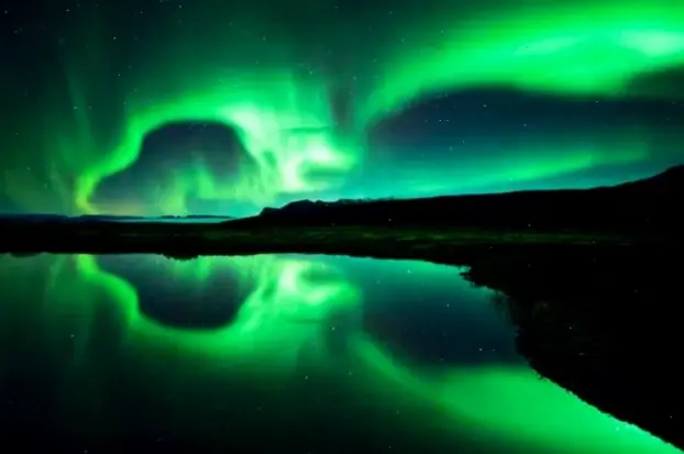 Bắc Cực quang thơ mộng như giấc mơ huyền ảo, với ánh sáng nhảy múa trên bầu trời đêm đầy cảm hứng.