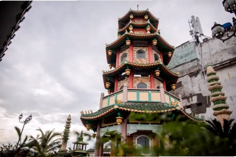 Bí ẩn của Tháp chùa vào ban đêm, với ánh đèn chiếu sáng, mang đến sự bình yên và thư giãn cho tâm hồn.