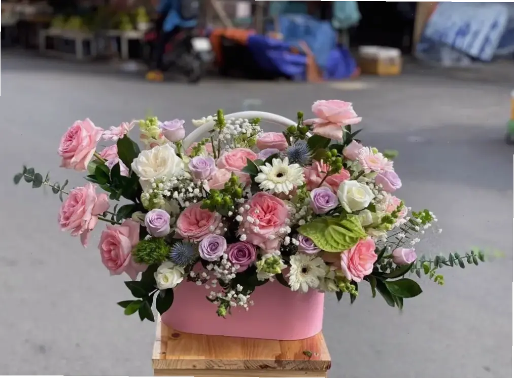 Bình hoa hồng đẹp với thiết kế tinh tế, nâng tầm vẻ đẹp của những đóa hồng rực rỡ.