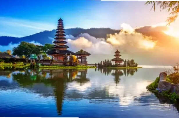 Bình minh Bali rực rỡ và yên bình, đánh thức mọi giác quan với ánh nắng đầu ngày và cảnh quan tuyệt mỹ.