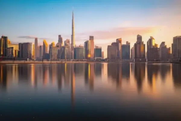 Bình minh Dubai thơ mộng, ánh nắng vàng rực rỡ trên sa mạc và cao ốc chọc trời.