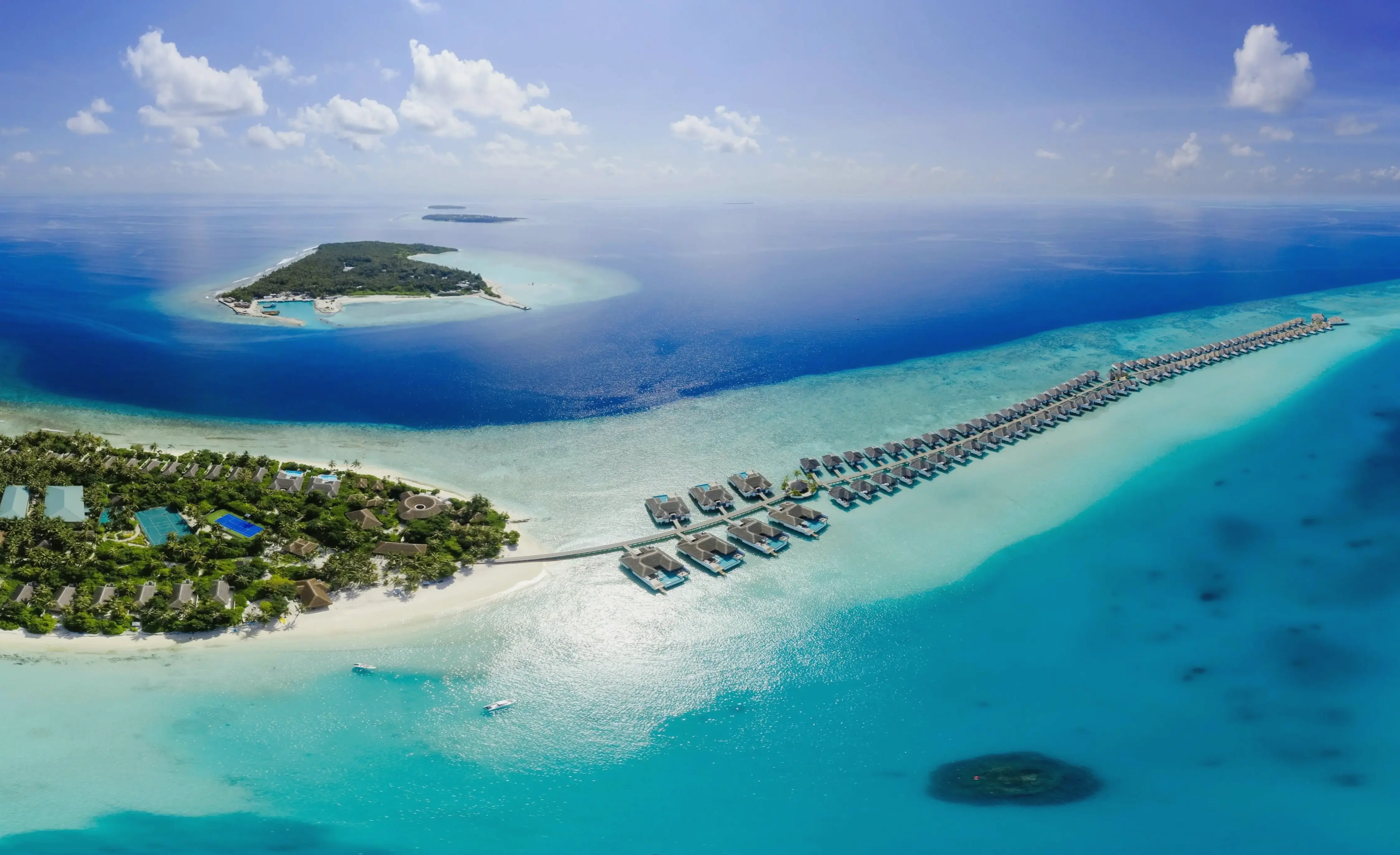 Bình minh Maldives rực rỡ, đánh thức ngày mới với ánh nắng ấm áp và biển cả yên bình.