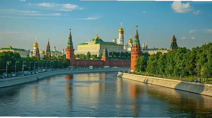 Bình minh Moscow với ánh nắng dịu dàng đánh thức ngày mới, mang vẻ đẹp thơ mộng và năng lượng tươi mới đến màn hình.