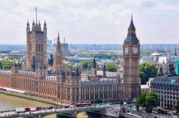 Bình minh rực rỡ tại London, đánh thức ngày mới với vẻ đẹp hùng vĩ và năng lượng tươi mới của thành phố.