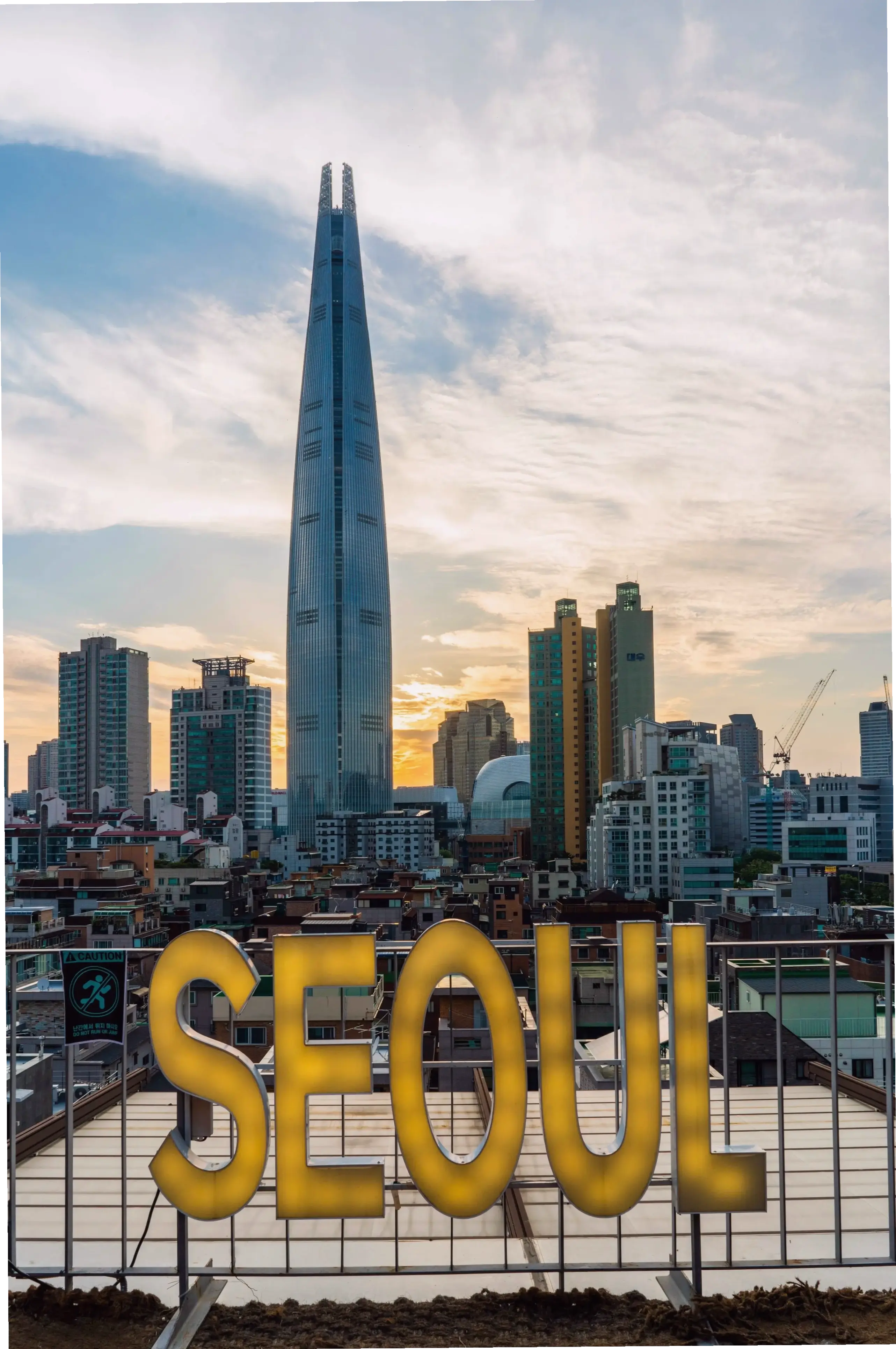 Bình minh Seoul rực rỡ ánh nắng, đánh thức ngày mới với vẻ đẹp tươi mới của thành phố.