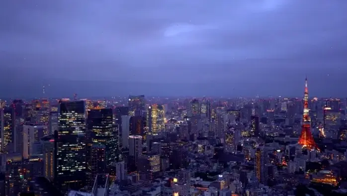 Bình minh Tokyo rực rỡ, ánh nắng len lỏi qua những tòa nhà cao tầng, đánh thức năng lượng mới cho ngày mới.