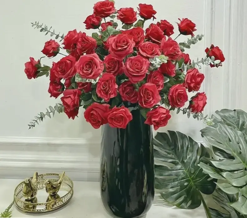 Bó hoa hồng cưới lung linh, mang đến vẻ đẹp lãng mạn, làm nổi bật ngày vui của bạn.