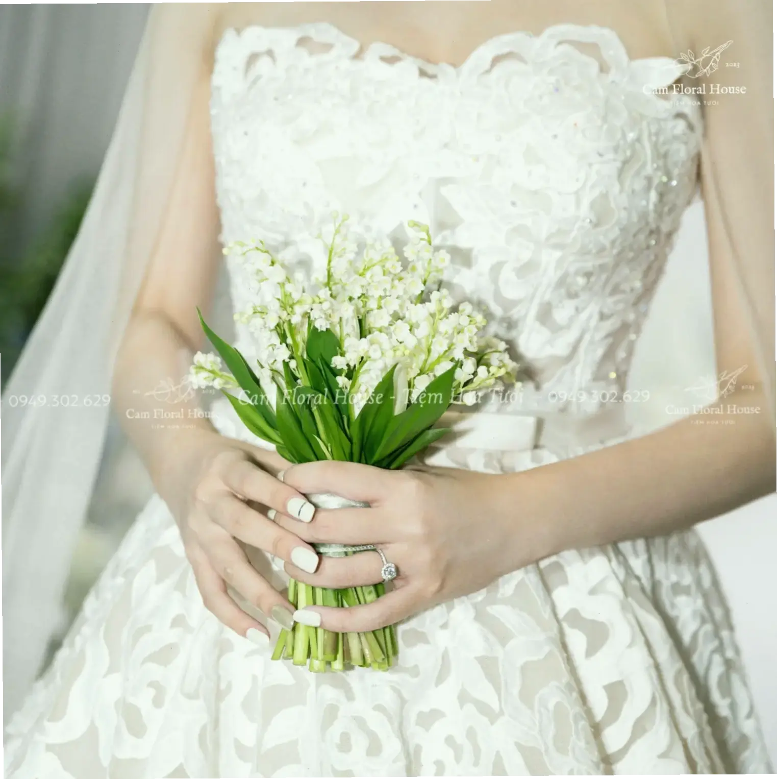 Bó hoa lan rực rỡ kết hợp hài hòa, làm nổi bật vẻ đẹp cô dâu trong khoảnh khắc thiêng liêng của ngày cưới.