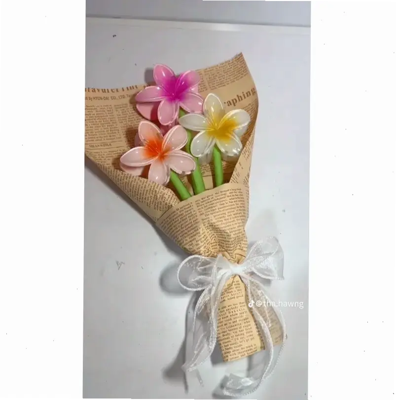 Bó hoa sứ xinh xắn, món quà ý nghĩa thể hiện tình yêu và sự quan tâm chân thành.