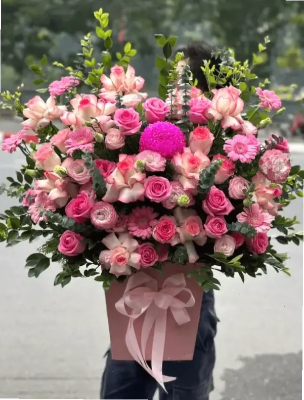 Bó hoa tulip cho ngày 8/3, chúc mừng phụ nữ với những đóa hoa rạng rỡ.