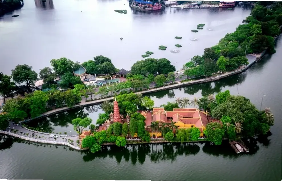 Bộ sưu tập ảnh chùa cổ Việt Nam lưu giữ kiến trúc độc đáo và không gian thiêng liêng, gợi lên sự tôn kính.