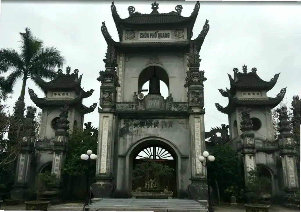 Bức ảnh Chùa Trấn Quốc Hà Nội rực rỡ, biểu tượng tâm linh giữa hồ Tây yên bình và huyền ảo.