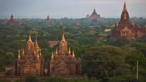Bức ảnh tuyệt mỹ của Chùa Shwedagon, biểu tượng linh thiêng Myanmar, với kiến trúc vàng óng ánh và không gian huyền bí.