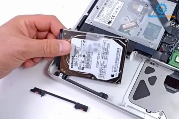 Các bước tháo ổ cứng laptop Lenovo