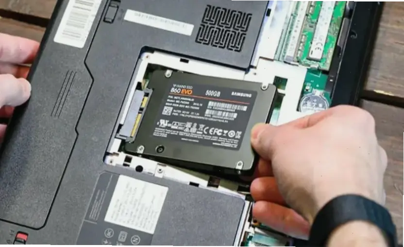 Các bước thực hiện cách gắn ổ SSD cho laptop một cách chính xác