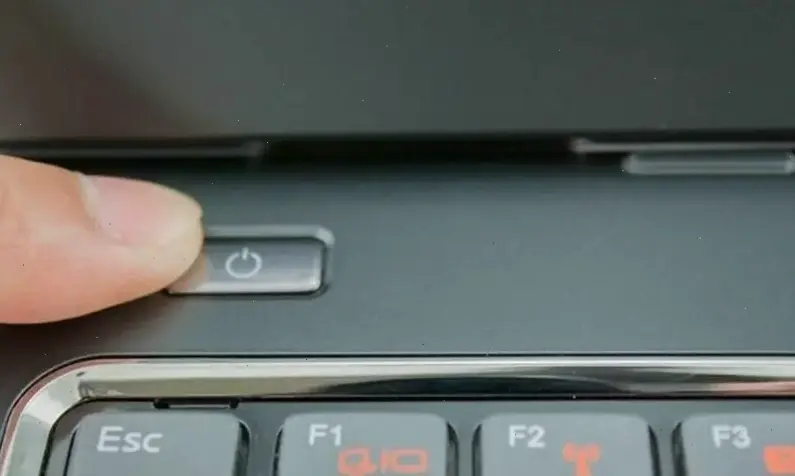 Các phương pháp chính để mở laptop mà không cần nút nguồn