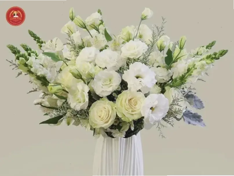 Cách cắm hoa cát tường lọ cao giúp tăng chiều cao, tạo điểm nhấn sang trọng cho bàn tiệc.