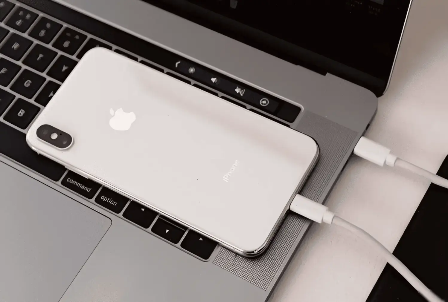 Cách kết nối iPhone với laptop qua cáp USB