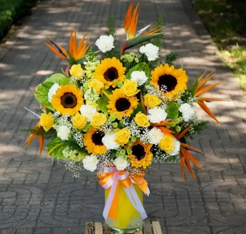 Cắm bình hoa huỳnh liên để trang trí nhà cửa, tạo nên không gian tươi mát và rực rỡ.