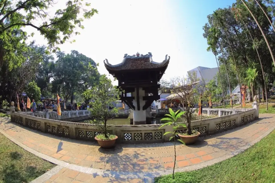 Cảm nhận sự tâm linh sâu lắng tại Chùa Một Cột, nơi bình yên và thiền định được khơi dậy.