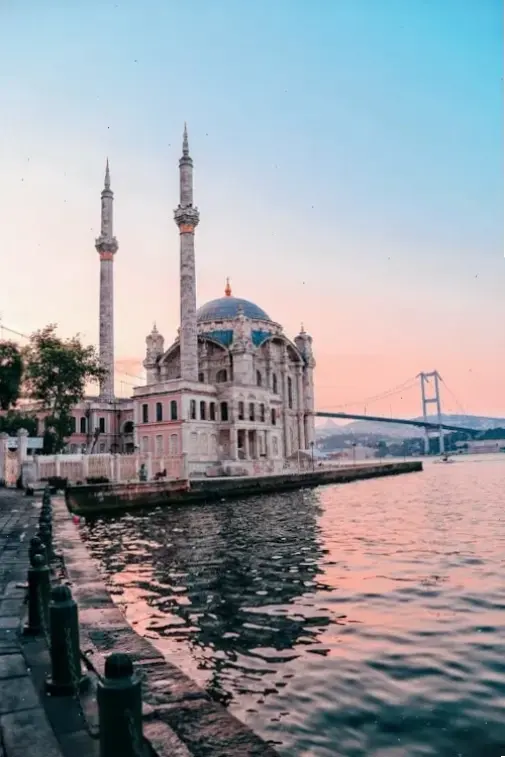 Chào đón bình minh Istanbul với sắc hồng rực rỡ trên Bosphorus, mang năng lượng mới mẻ cho ngày của bạn.