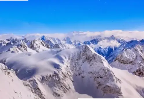 Chào đón bình minh rực rỡ trên dãy Alps, nơi ánh nắng đầu ngày làm bừng sáng cảnh quan huyền ảo.