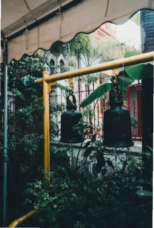 Chiêm bái chuông chùa cổ với lịch sử lâu đời, khám phá câu chuyện văn hóa và sự thanh tịnh vượt thời gian.