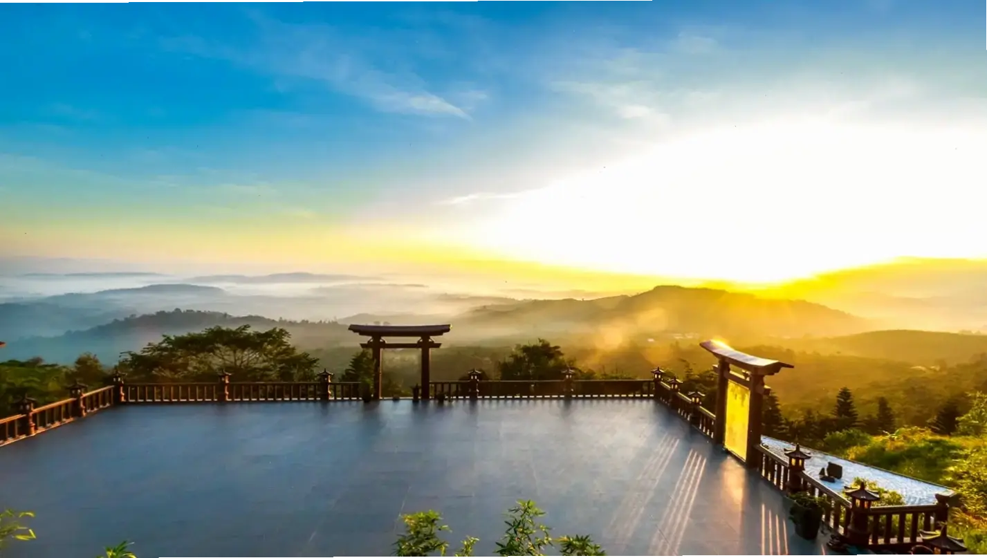 Chiêm ngưỡng Chùa Linh Phước qua những bức ảnh nghệ thuật, nơi kiến trúc độc đáo hòa quyện với thiên nhiên Đà Lạt.