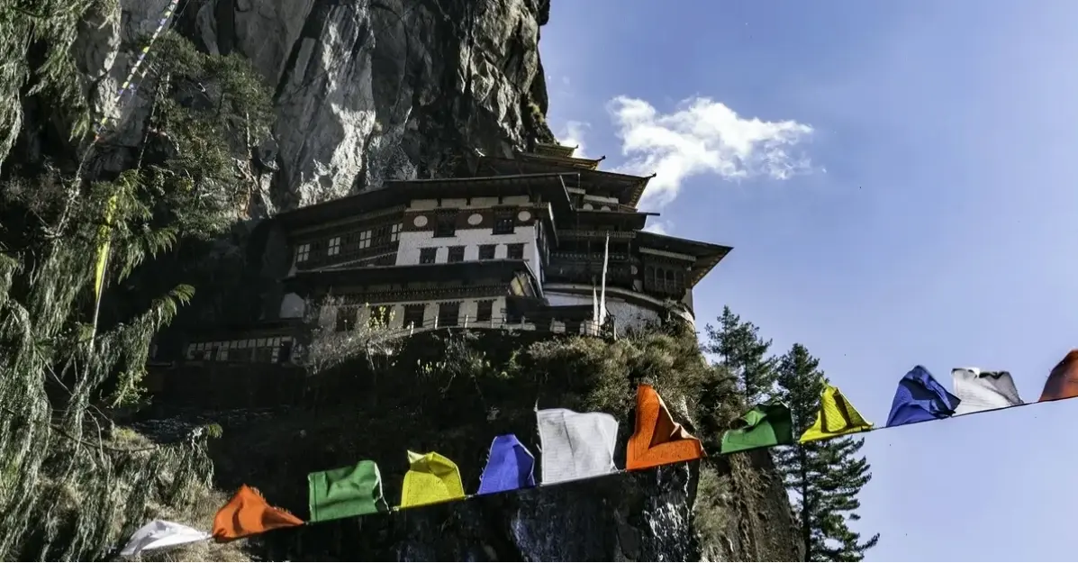 Chiêm ngưỡng tượng Phật Bhutan huyền bí, nguồn cảm hứng cho sự bình an và trí tuệ vô biên.