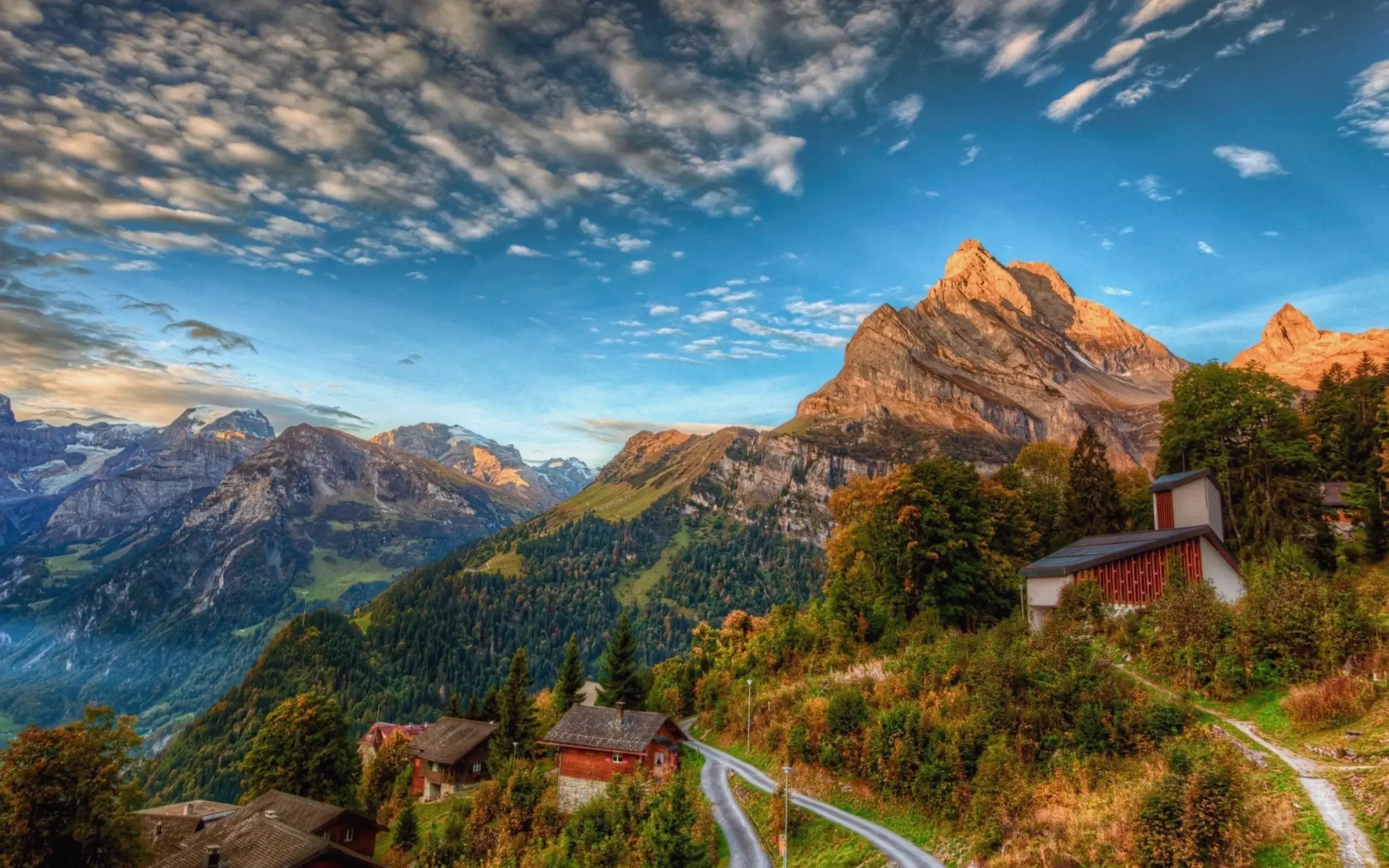 Chiêm ngưỡng vẻ đẹp Alps mùa thu qua ảnh 4K sắc nét, nơi lá vàng rực rỡ hòa quyện với đỉnh núi hùng vĩ, mang đến cảm giác yên bình tuyệt vời.