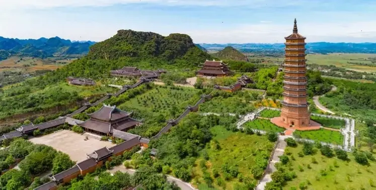 Chùa Bái Đính lung linh dưới ánh đèn đêm, tạo không gian huyền bí và thiêng liêng tuyệt vời.