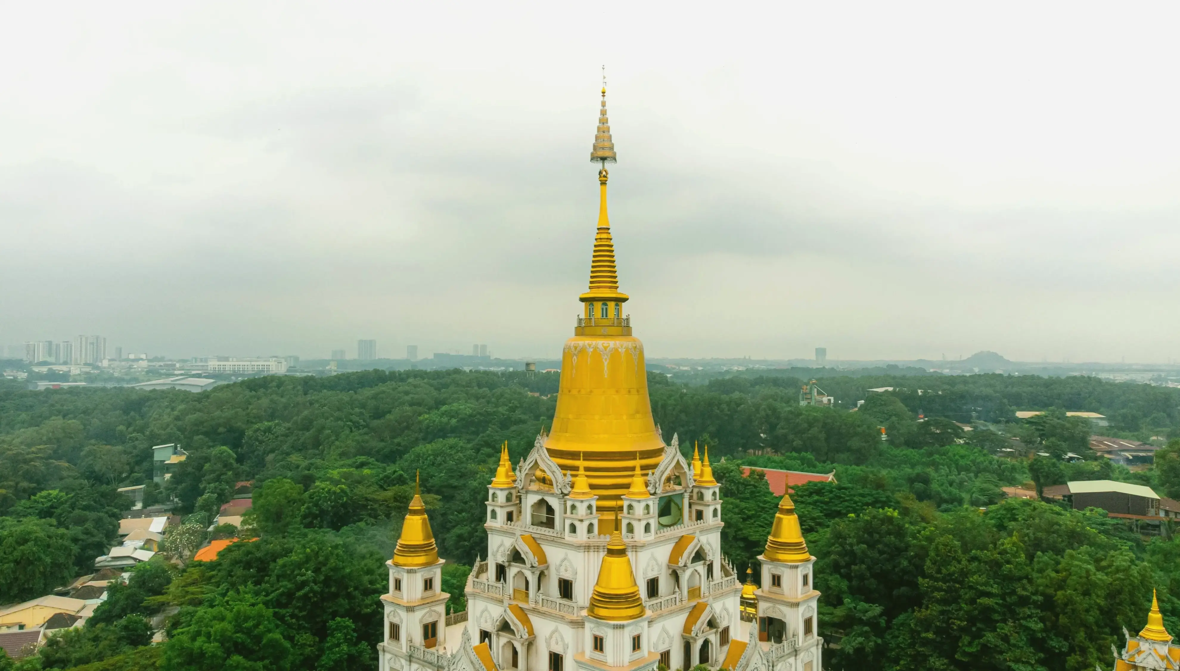 Chùa Bửu Long – biểu tượng văn hóa Việt Nam, nơi hòa quyện truyền thống và vẻ đẹp thiên nhiên hùng vĩ.