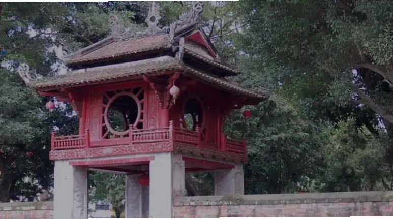 Chùa Hòe Nhai lung linh dưới ánh đèn đêm, mang đến không gian huyền bí và thanh bình tuyệt vời.