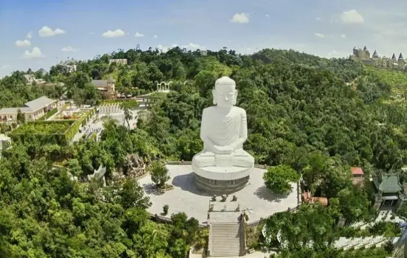 Chùa Linh Ứng – biểu tượng văn hóa Việt Nam, nơi giao hòa giữa Phật giáo và cảnh quan thiên nhiên hùng vĩ.