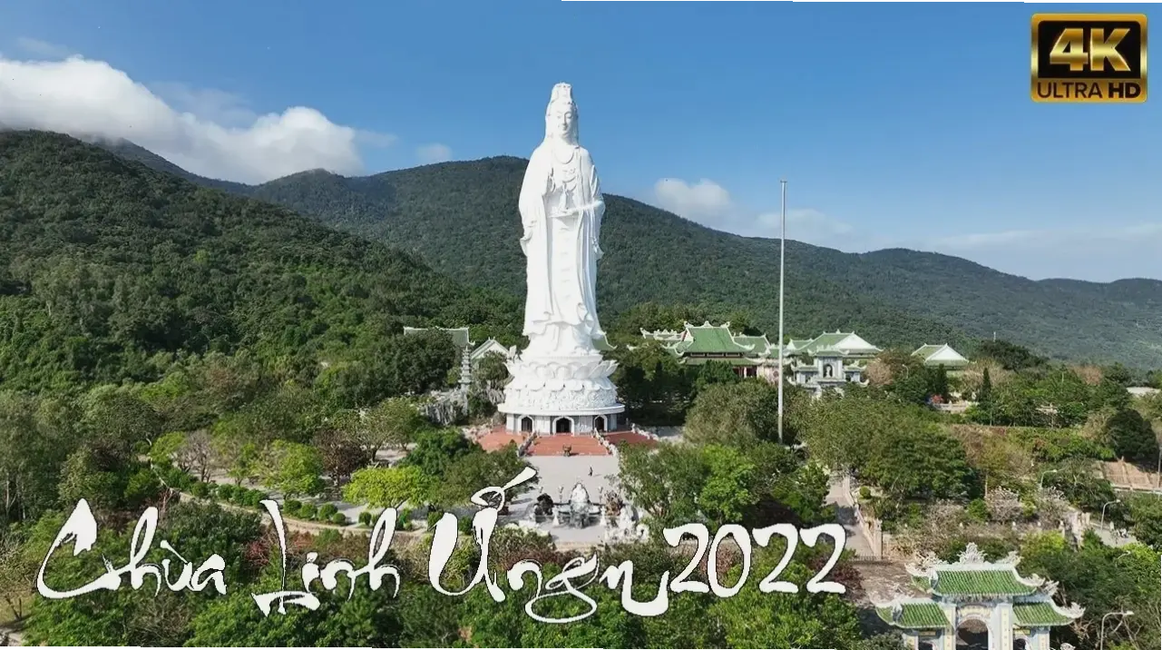 Chùa Linh Ứng lung linh dưới ánh đèn đêm, tạo nên không gian huyền bí và bình yên cho tâm hồn.