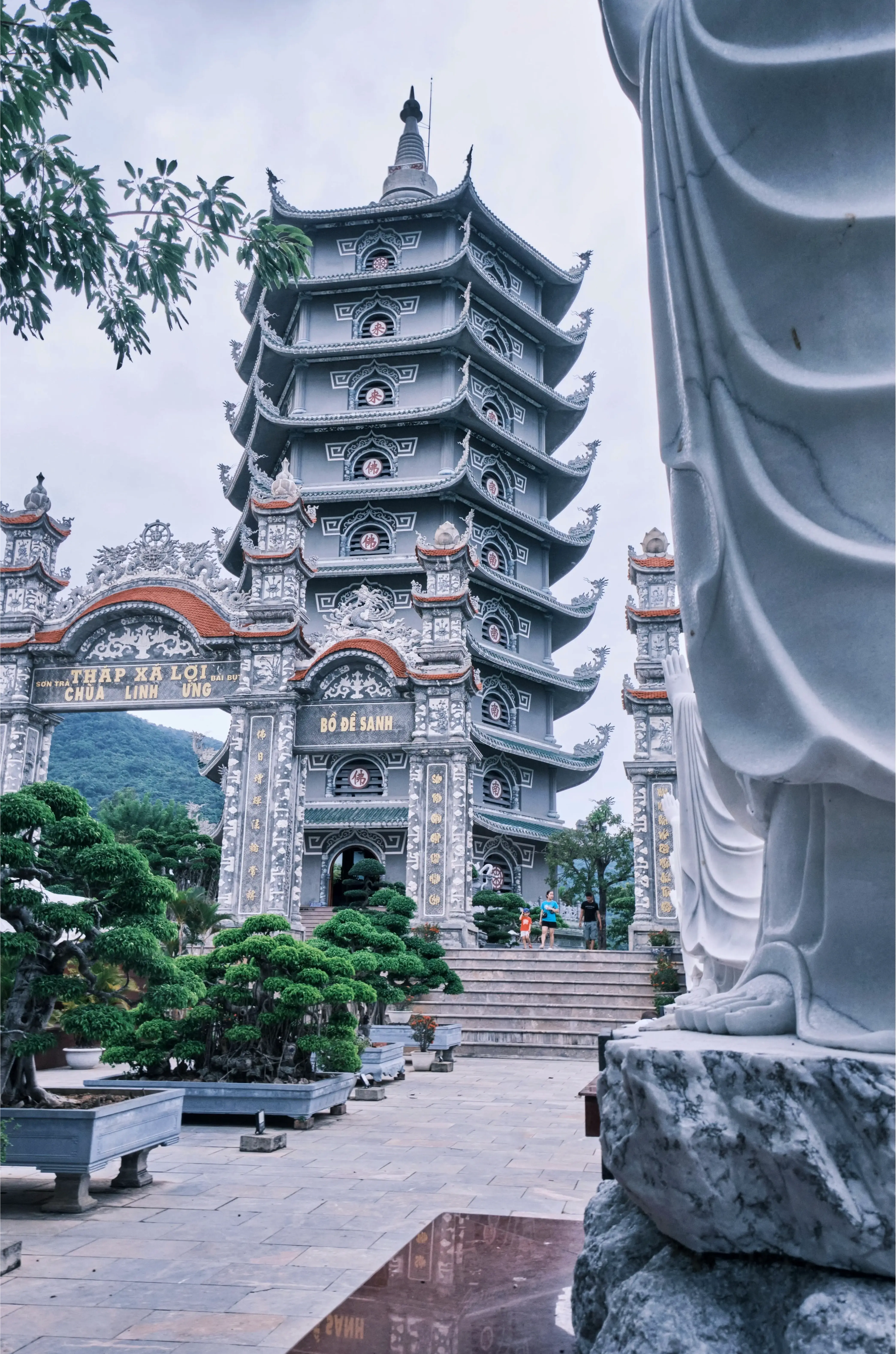 Chùa Linh Ứng qua góc nhìn nghệ thuật, khám phá vẻ đẹp tinh tế và ý nghĩa sâu sắc của di tích văn hóa.