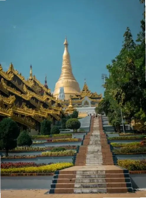 Chùa Myanmar về đêm lung linh ánh sáng, tạo nên không gian yên bình và huyền ảo, nơi tâm hồn được nghỉ ngơi.