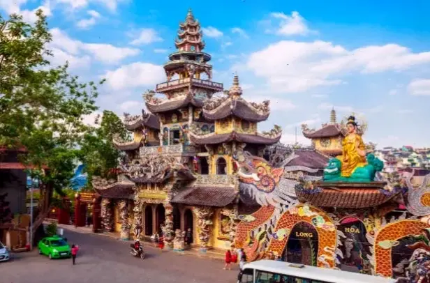 Chùa Phật Đà Lạt với không gian linh thiêng, nơi Phật giáo tỏa sáng và mang lại sự bình dị cho tâm hồn.