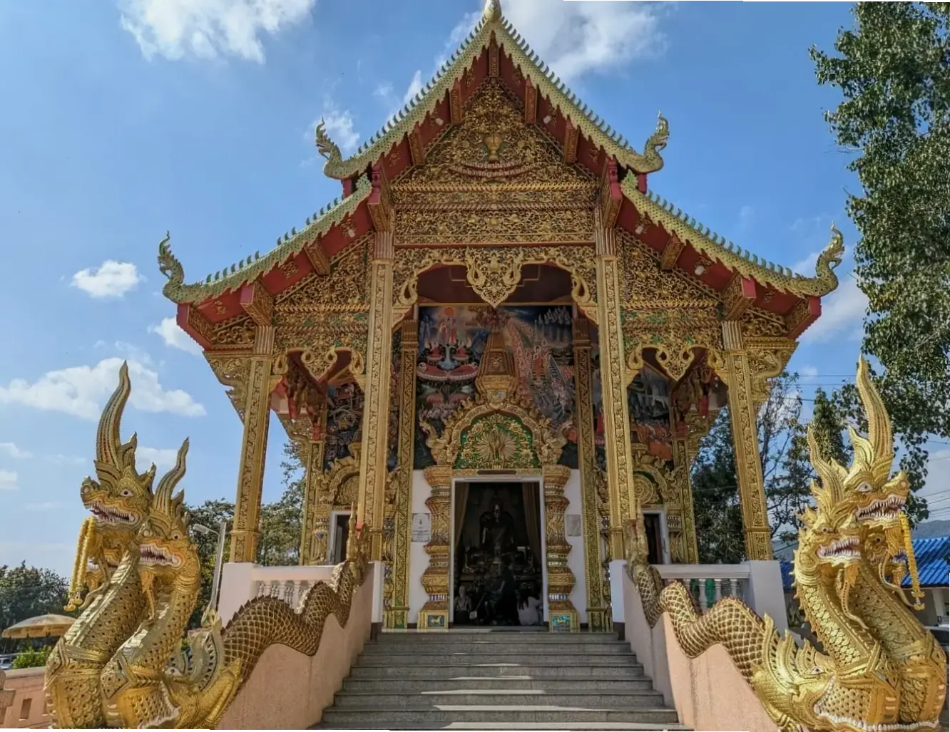 Chùa Phật rực rỡ dưới ánh sáng, truyền cảm hứng tích cực và năng lượng tâm linh.