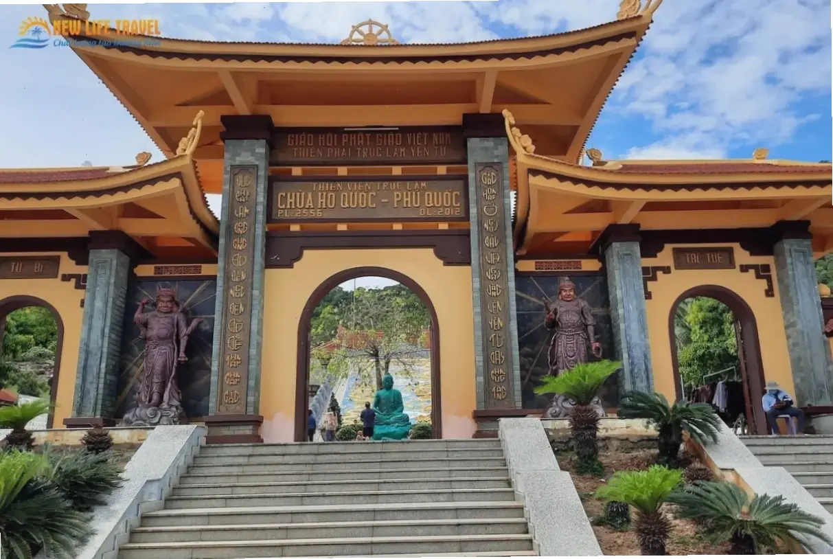 Chùa Phú Quốc lung linh dưới ánh đèn đêm, nơi bình yên gọi mời.