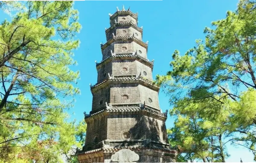 Chùa Thiên Mụ – biểu tượng văn hóa Việt Nam, nơi Phật giáo và lịch sử dân tộc hòa quyện đầy thiêng liêng.