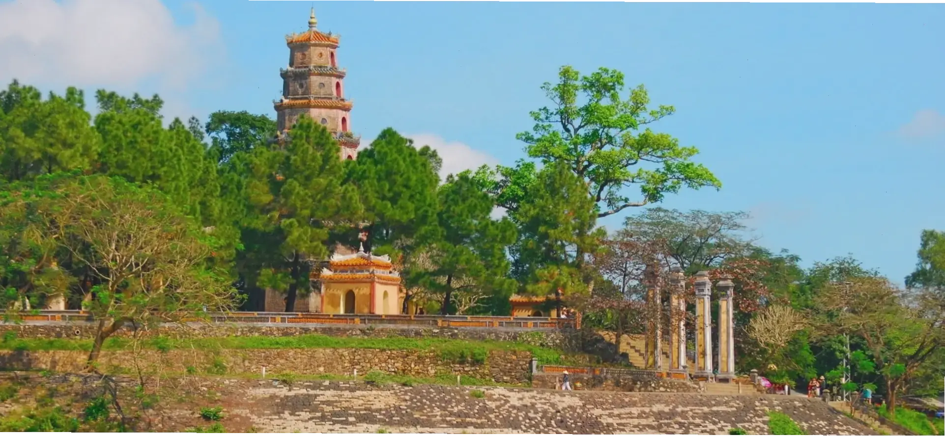 Chùa Thiên Mụ lung linh dưới ánh đèn đêm, mang đến không gian huyền ảo và thiêng liêng đầy cuốn hút.