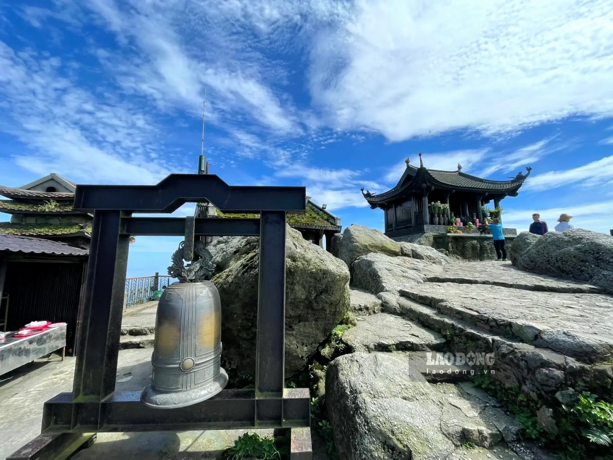 Chùa Yên Tử, biểu tượng văn hóa Phật giáo Việt Nam, với cảnh quan hùng vĩ và ý nghĩa sâu sắc.