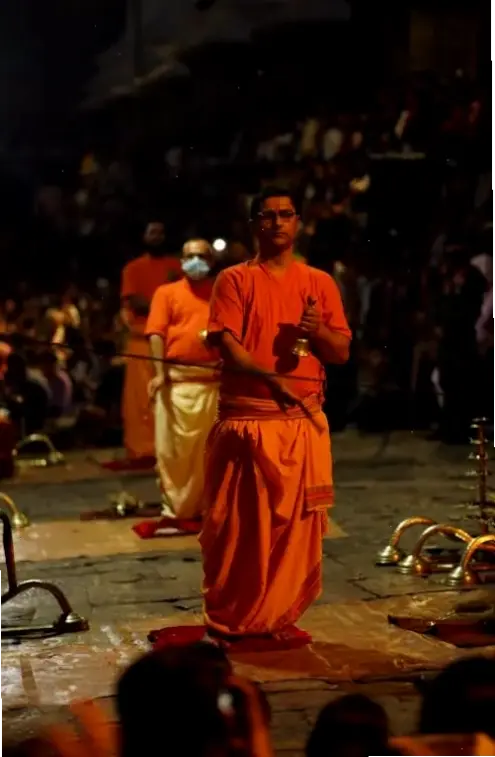 Chuông chùa lung linh dưới ánh sáng huyền ảo, tạo nên không gian thư giãn, xua tan mệt mỏi và nuôi dưỡng tâm hồn.