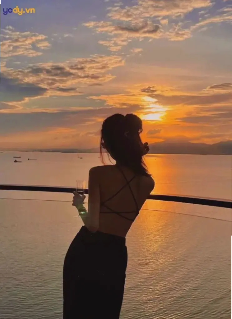 Khám phá vẻ đẹp huyền bí của cô gái quay lưng đẹp, khoảnh khắc quyến rũ khiến bạn không thể rời mắt, đầy sức hút và cảm hứng bất tận.