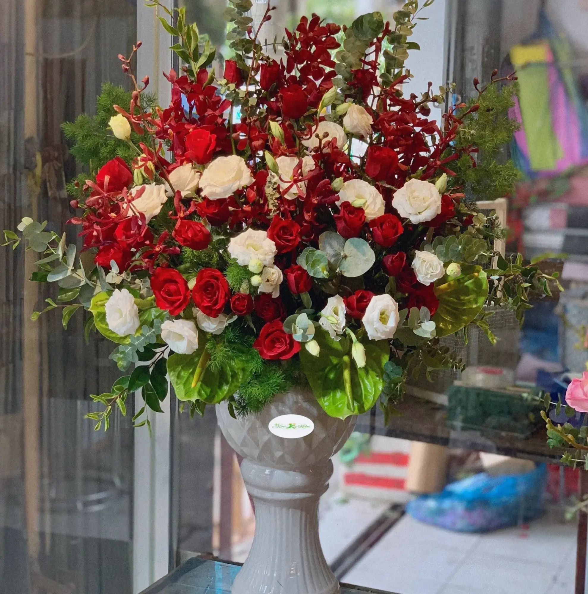 Dễ dàng cắm Hoa cát tường vào lọ để có lọ hoa đơn giản, tươi mới và đầy sức sống.