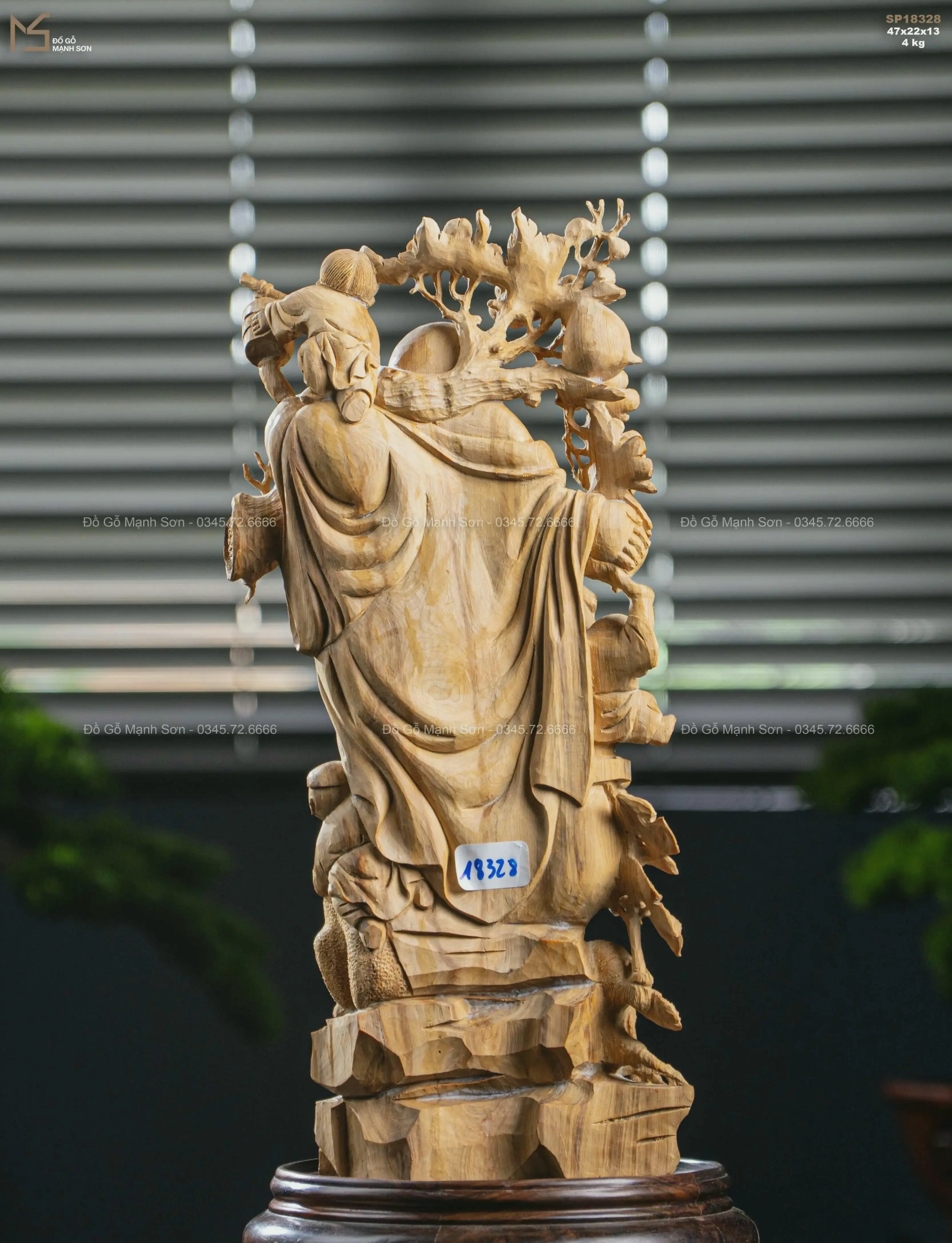 Di Lặc bình an cầm gậy, mang đến sự yên bình và hạnh phúc cho tâm hồn mỗi ngày.