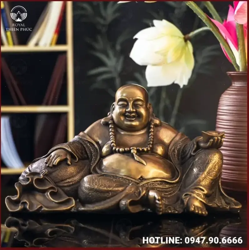 Di Lặc bình an cầm quạt, biểu tượng của sự thư thái và hạnh phúc, bảo vệ cuộc sống hàng ngày.