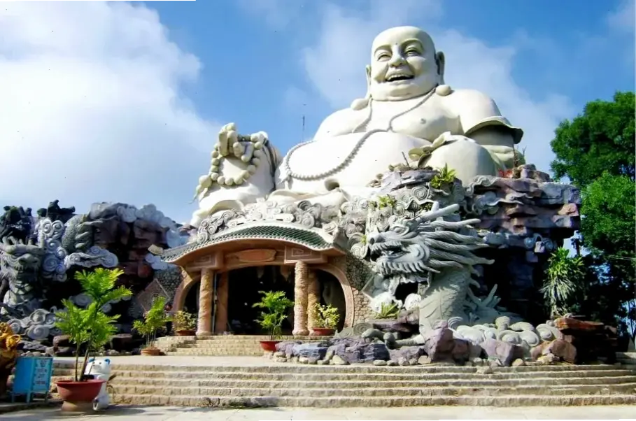 Di Lặc bình an chùa, biểu tượng của sự thanh thản và hạnh phúc lâu dài trong tâm hồn.