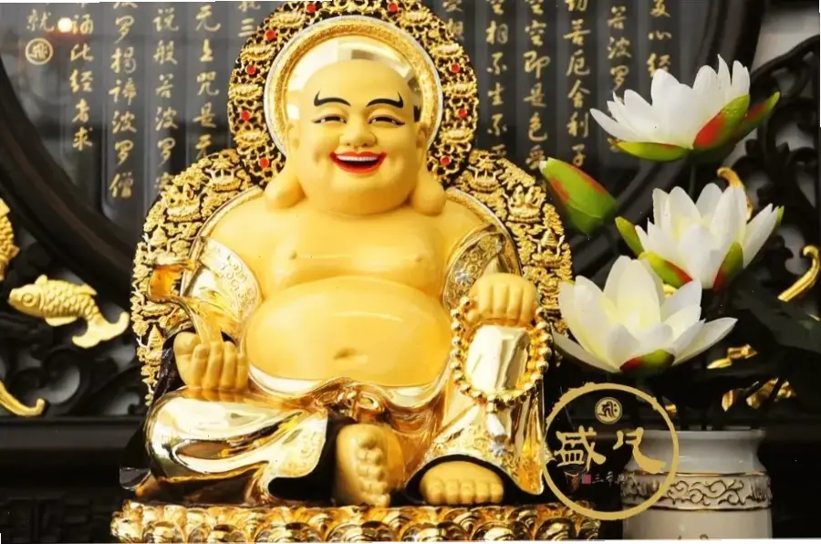 Di Lặc bình an trên đài sen, biểu tượng của sự thư thái và hạnh phúc bền vững.